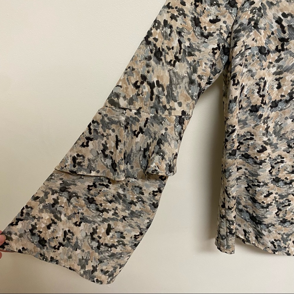 ✨ Harlowe & Graham printed bell long sleeve blouse (DONATING ON 11/12) - Picture 5 of 7